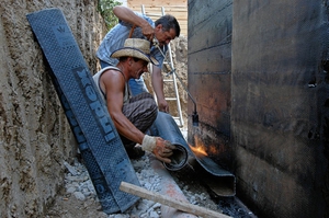 Гидроизоляция фундамента рулонными материалами: технология, инструкции - «Строительство»