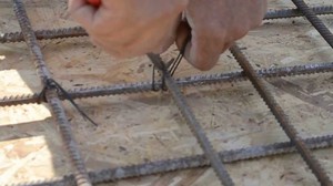 Как вязать проволокой арматуру для ленточного фундамента: видео - «Строительство»
