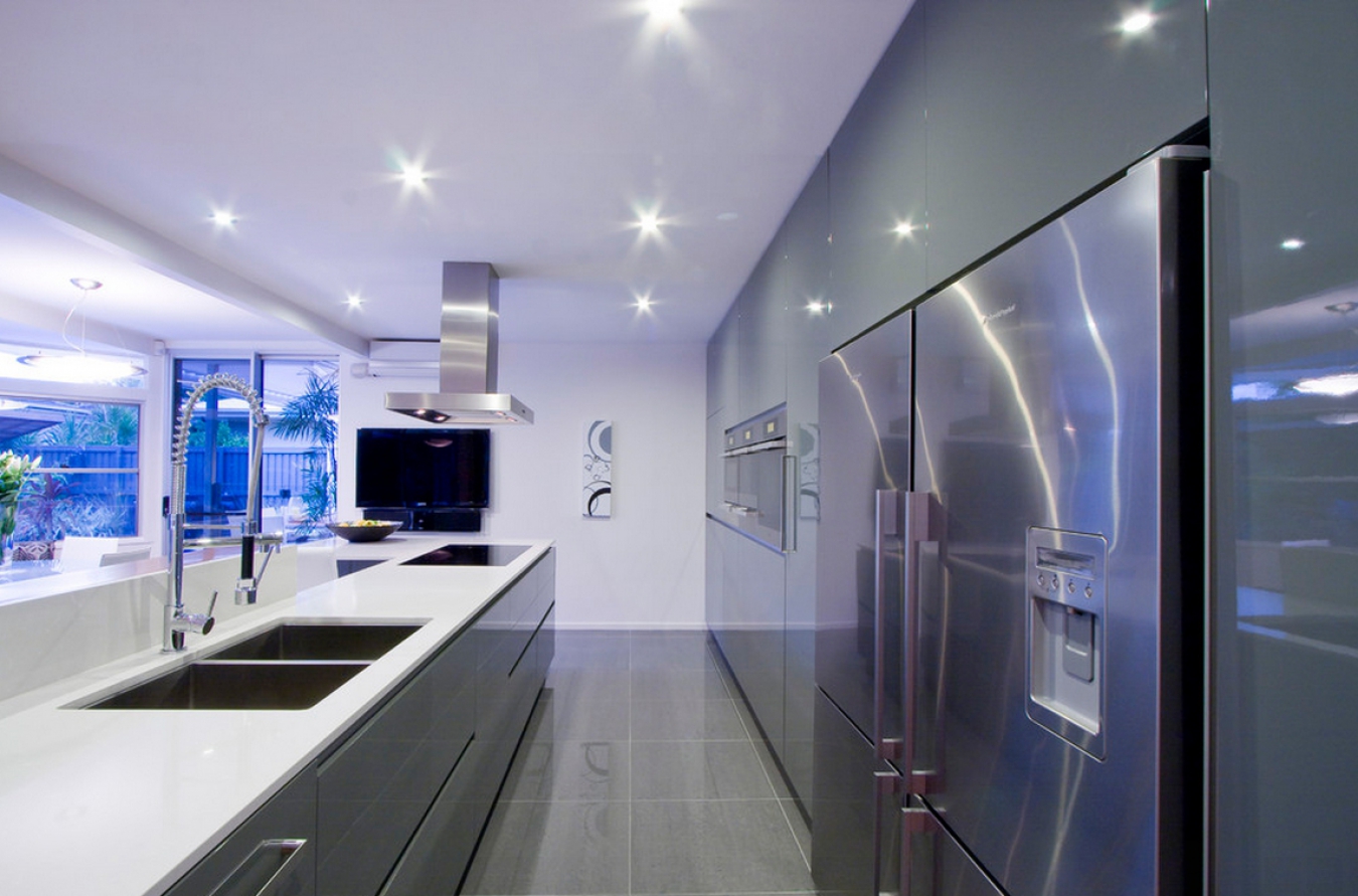 Кухня с подсветкой фото. Подсветка для кухни. Освещение на кухне. Красивое освещение на кухне. Стиль Хай-тек в интерьере кухни.